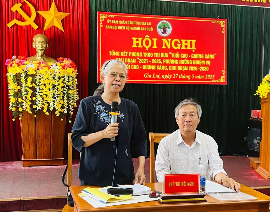 Các đồng chí chủ trì hội nghị tổng kết phong trào thi đua. Ảnh: M.N f9046400b3d302f68f29438cce7dae55.jpg