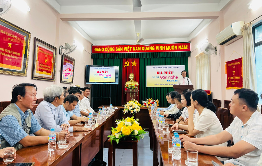Quang cảnh lễ ra mắt Tạp chí Văn nghệ Gia Lai. Ảnh: M.N quang-canh-le-ra-mat-tap-chi-van-nghe-gia-lai.jpg
