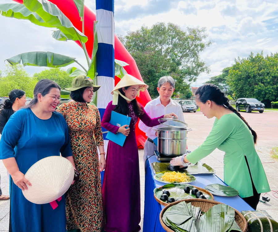 Đồng chí Vũ Thị Thu (thứ 2 từ trái sang)-Phó Trưởng ban Tuyên giáo và Dân vận Tỉnh ủy cùng đồng chí Hà Thị Giang Thảo (bìa trái)-Chủ tịch Hội LHPN tỉnh tham quan gian hàng trưng bày bánh dân gian. Ảnh: M.N lanh-dao-ban-tuyen-giao-va-dan-van-tin-uy-cung-lanh-dao-hoi-lhpn-tinh-tham-quan-cac-gian-hang-trung-bay-banh-dan-gian.jpg