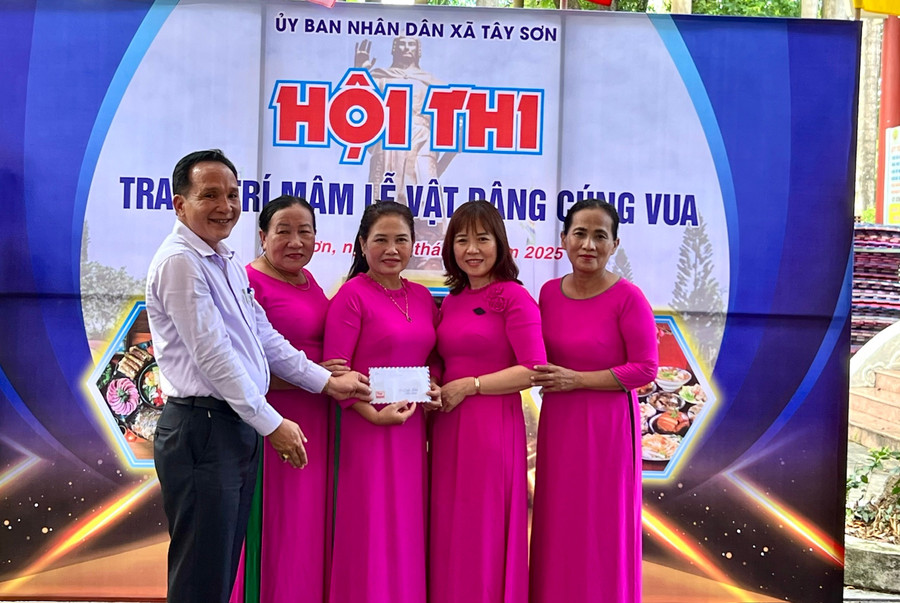 Ban tổ chức trao giải nhất cho đội thi thôn Thủ Thiện Thượng và thôn Thủ Thiện Hạ. Ảnh: M.N lanh-dao-ubnd-xa-tay-son-trao-giai-nhat-cho-doi-thi-thon-thu-thien-thuong-va-thon-thu-thien-ha.jpg