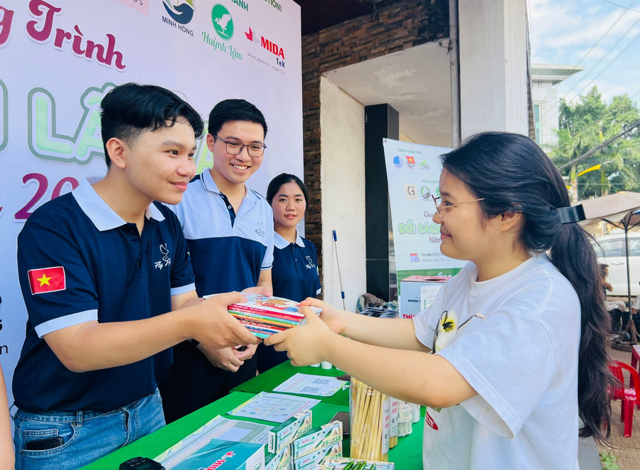 Nhóm từ thiện Fly To Sky tiếp nhận sách, vở cũ và quy đổi bằng các sản phẩm thân thiện với môi trường. Ảnh: M.N 292a225d69374ced021d5c6d0e004e63.jpg
