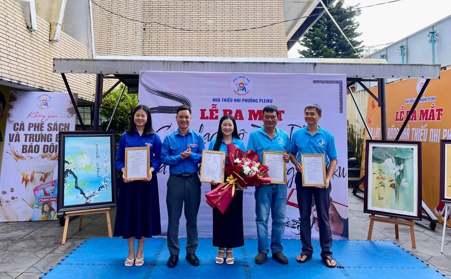 Anh Nguyễn Đình Bảo (thứ 2 từ trái sang)-Phó Giám đốc Nhà thiếu nhi phường Pleiku trao quyết định thành lập và tặng hoa chúc mừng Ban chủ nhiệm Câu lạc bộ. Ảnh: Ngân Hoàng img-6281.jpg