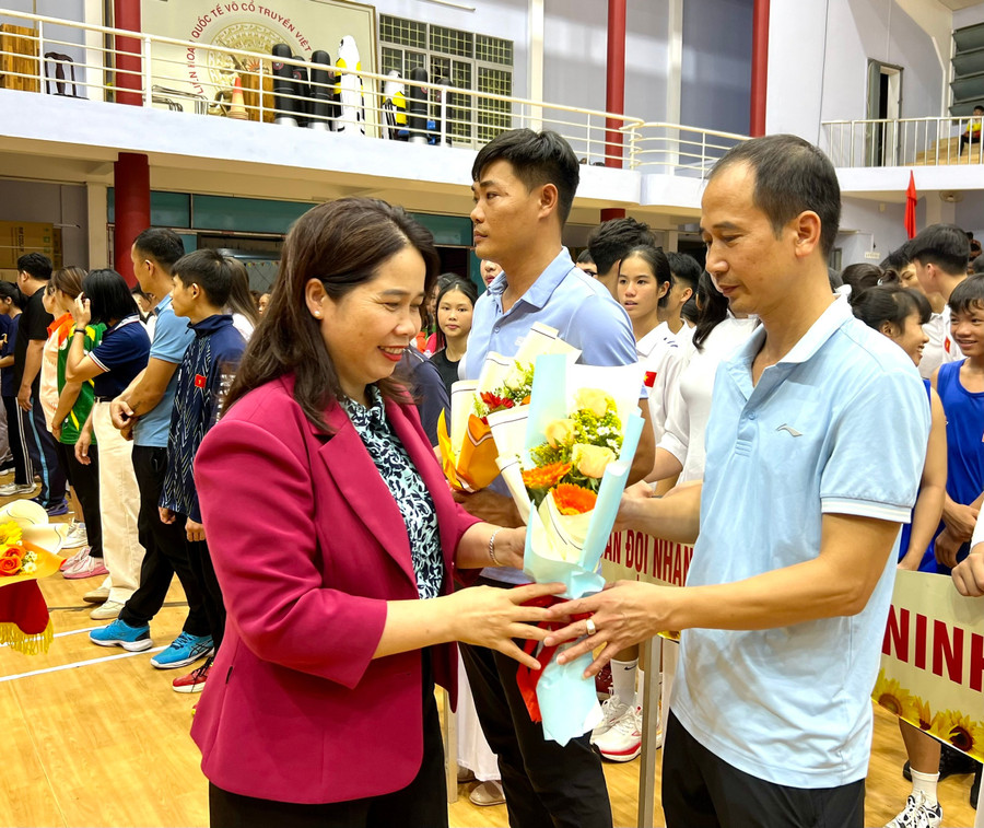 Giám đốc Sở Văn hóa, Thể thao và Du lịch Đỗ Thị Diệu Hạnh tặng hoa các đoàn tham gia Giải vô địch Kickboxing trẻ toàn quốc. Ảnh: P.L c9058fb44415cc4b9504.jpg