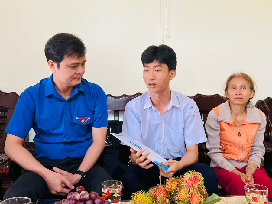 Bí thư thứ nhất Trung ương Đoàn Bùi Quang Huy (bìa trái) tặng quà và động viên em Hà Lữ Anh Kiệt. Ảnh: Phan Lài ab3d45d0459d39c2feacc45f4b096de2.jpg