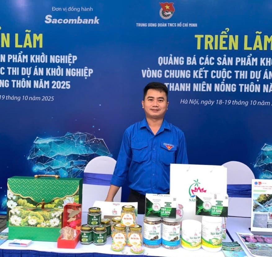 Dự án sản xuất nông nghiệp xanh từ việc chế biến các sản phẩm từ cây sen và kết hợp du lịch sinh thái tại địa phương của anh Nguyễn Văn Xong đã đạt giải khuyến khích của cuộc thi. Ảnh: NVCC anh-nguyen-van-xong-trien-lam-san-pham-khoi-nghiep-tai-cuoc-thi.jpg