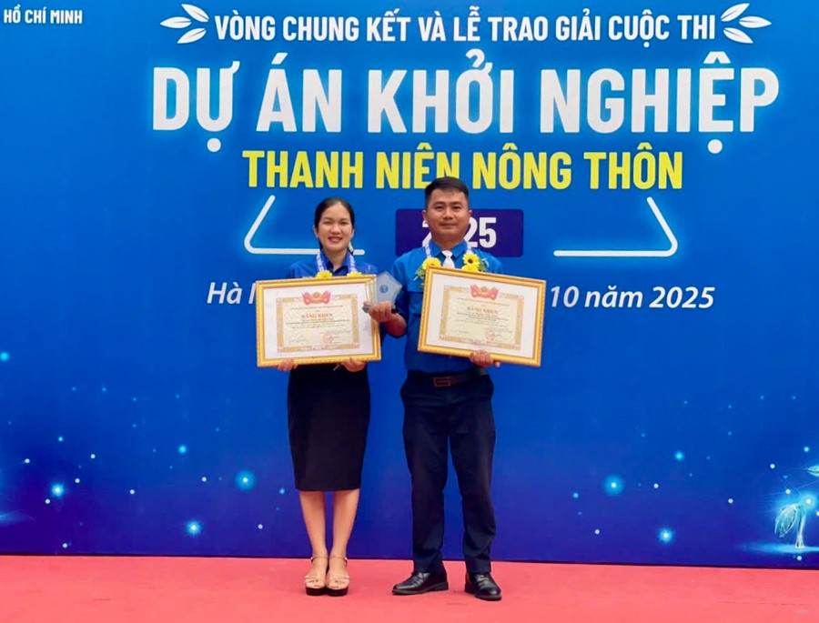 Anh Nguyễn Văn Xong (bìa phải) và chị Phan Thị Bích Cẩm được nhận bằng khen của Ban Chấp hành Trung ương Đoàn TNCS Hồ Chí Minh. Ảnh: NVCC anh-nguyen-van-xong-bia-phai-va-chi-nguyen-thi-bich-cam-duoc-nhan-bang-khen-cua-ban-chap-hanh-trung-uong-doan.jpg