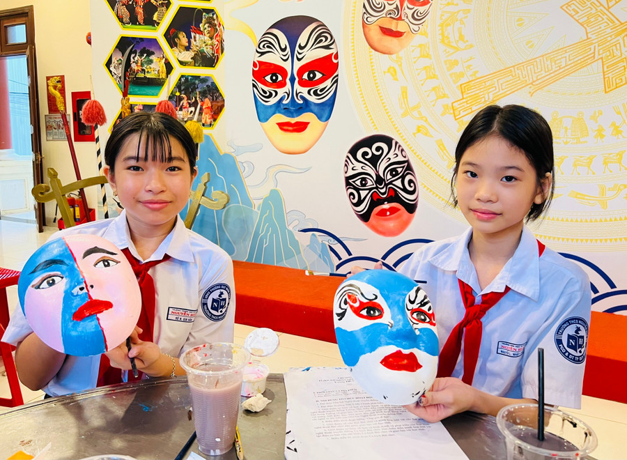 Học sinh trải nghiệm vẽ mặt nạ Tuồng. Ảnh: M.N nhung-chiec-mat-na-tuong-do-hoc-sinh-truong-thcs-nguyen-hue-ve.jpg