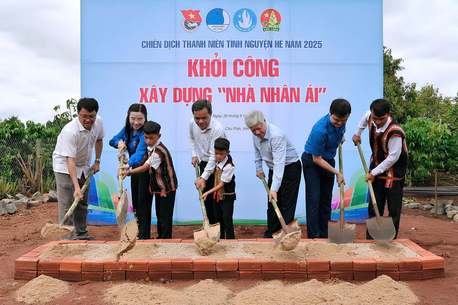 Các đồng chí lãnh đạo Ủy ban MTTQ Việt Nam, Tỉnh ủy Gia Lai, Trung ương Đoàn TNCS Hồ Chí Minh và Huyện ủy Chư Păh khởi công xây dựng nhà nhân ái cho gia đình em Rơ Châm Quyên. Ảnh: Đ.T img-2697.jpg