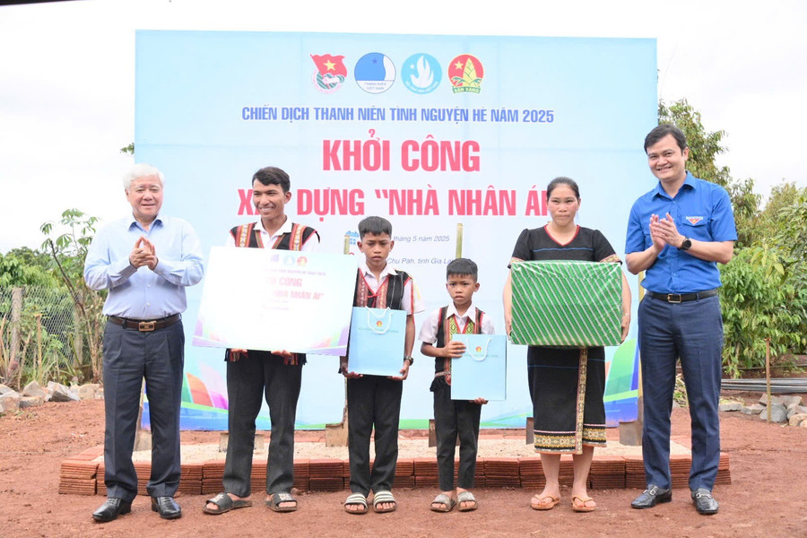 Chủ tịch Ủy ban Trung ương Mặt trận Tổ quốc Việt Nam Đỗ Văn Chiến (bìa trái) và Bí thư thứ nhất Trung ương Đoàn Bùi Quang Huy (bìa phải) trao bảng tượng trưng công trình nhà nhân ái và tặng quà cho gia đình em Rơ Châm Quyên. Ảnh: Đ.T img-2690.jpg
