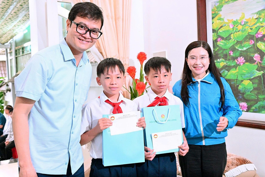 Bí thư thứ nhất Trung ương Đoàn Bùi Quang Huy (bìa trái) và Bí thư Trung ương Đoàn Nguyễn Phạm Duy Trang (bìa phải) tặng quà 2 thiếu nhi-là cháu nội của Mẹ Việt Nam Anh hùng Lê Thị Thọ. Ảnh: Đ.T img-2659.jpg
