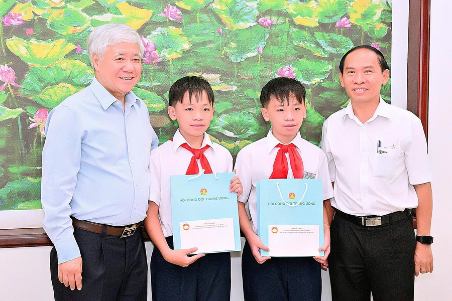 Chủ tịch Ủy ban Trung ương Mặt trận Tổ quốc Việt Nam Đỗ Văn Chiến (bìa trái) tặng quà 2 thiếu nhi là cháu nội của Mẹ Việt Nam Anh hùng Lê Thị Thọ. Ảnh: Đ.T img-2662.jpg