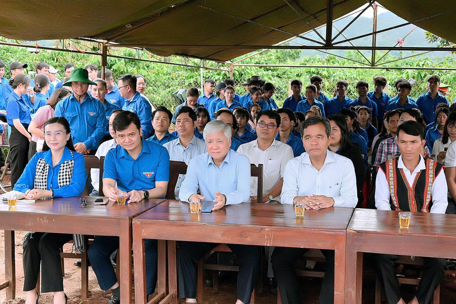 Các đồng chí lãnh đạo tham dự lễ khởi công nhà nhân ái cho thiếu nhi ở làng Mun (thị trấn Ia Ly, huyện Chư Păh). Ảnh: Đ.T img-2702.jpg