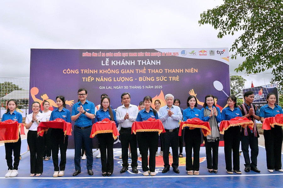 Các đồng chí lãnh đạo cắt băng khánh thành công trình “Không gian thể thao thanh niên-Tiếp năng lượng, bừng sức trẻ”. Ảnh: Đ.T img-2701.jpg