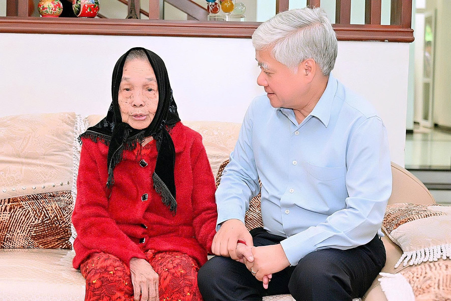 Chủ tịch Ủy ban Trung ương Mặt trận Tổ quốc Việt Nam Đỗ Văn Chiến thăm hỏi sức khỏe Mẹ Việt Nam Anh hùng Lê Thị Thọ. Ảnh: Đ.T img-2660.jpg