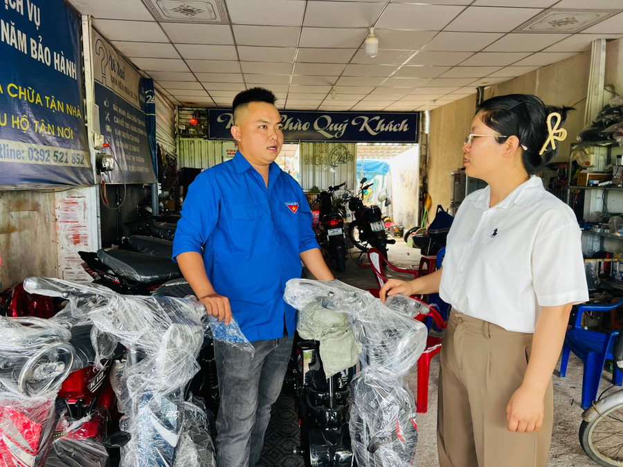 Anh Trần Chiến Thắng (bìa trái, thôn An Cửu, xã Tuy Phước Bắc) chia sẻ về quá trình lập nghiệp từ cửa hàng mua bán, sửa chữa xe đạp điện. Ảnh: M.N anh-2.jpg
