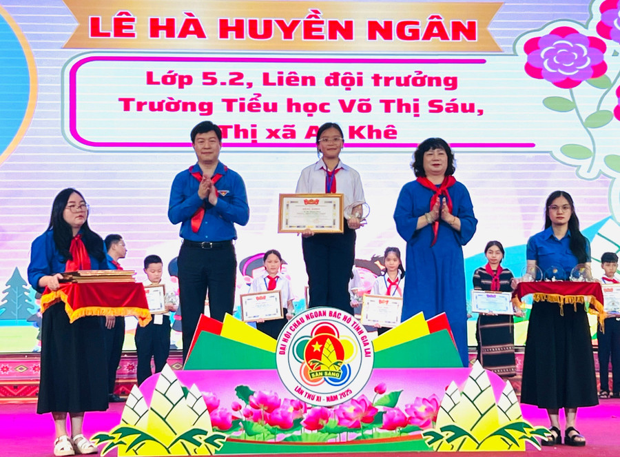 Trưởng ban Tuyên giáo và Dân vận Tỉnh ủy Phạm Thị Tố Hải (thứ 2 từ phải sang) cùng Phó Chủ tịch Thường trực Hội đồng Đội Trung ương Lê Hải Long (thứ 2 từ trái sang) tặng bằng khen của Ban Chấp hành Tỉnh Đoàn cho em Lê Hà Huyền Ngân. Ảnh: P.L 522668bb56ec10b6ef242e286b91f960.jpg