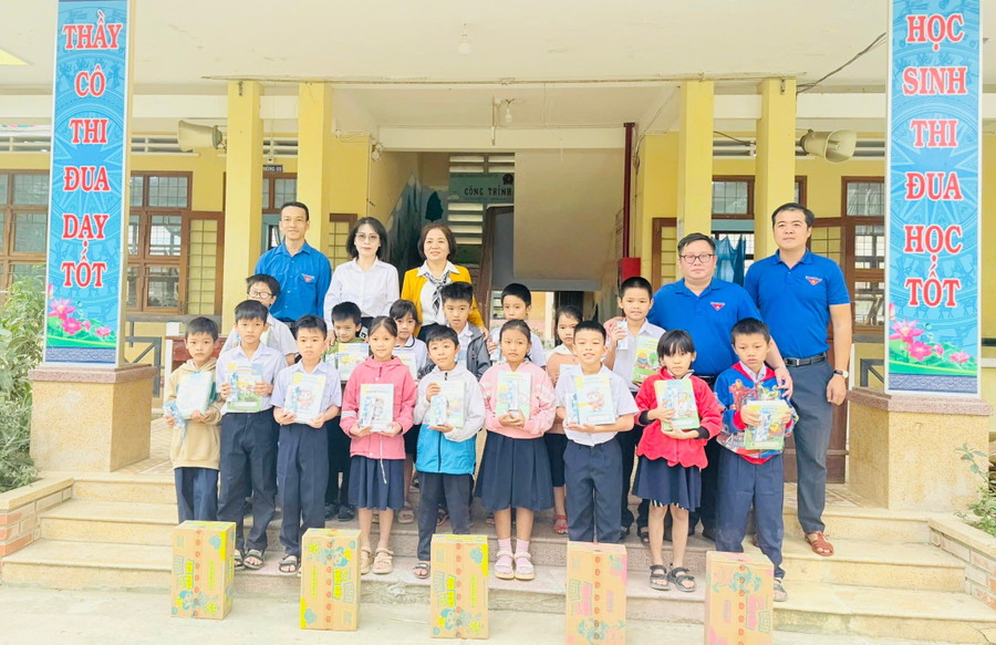 cac-don-vi-tang-qua-cho-hoc-sinh-truong-tieu-hoc-nguyen-khuyen.jpg