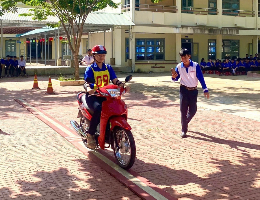 Đoàn viên thực hành kỹ năng lái xe đi trên ván hẹp. Ảnh: Tuấn Sang img-6778-4610.jpg
