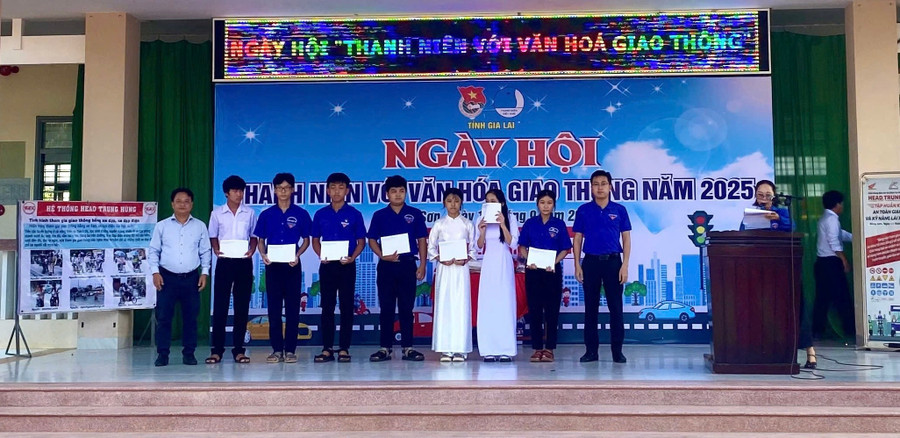 Ban tổ chức tặng quà cho các đoàn viên, thanh niên khó khăn của Trường THPT Tăng Bạt Hổ. Ảnh: Tuấn Sang img-6779.jpg