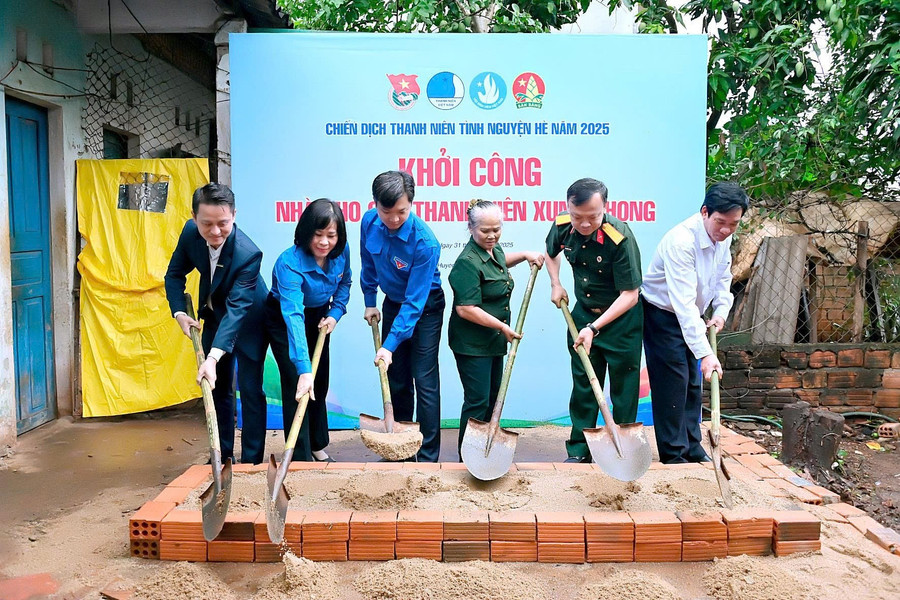 Bí thư Trung ương Đoàn Nguyễn Minh Triết (thứ 3 từ trái sang) cùng lãnh đạo Ban Tuyên giáo và Dân vận Tỉnh ủy, lãnh đạo huyện Chư Păh khởi công nhà tình nghĩa cho hội viên Hội Cựu Thanh niên xung phong ở thị trấn Ia Ly. Ảnh: Đức Thụy img-2753.jpg