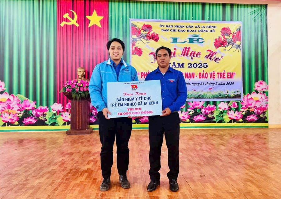 Đại diện Chi đoàn Thành Đoàn Pleiku tặng bảng tượng trưng thẻ bảo hiểm y tế cho đại diện Đoàn xã Ia Kênh. Ảnh: M.H img-2788.jpg