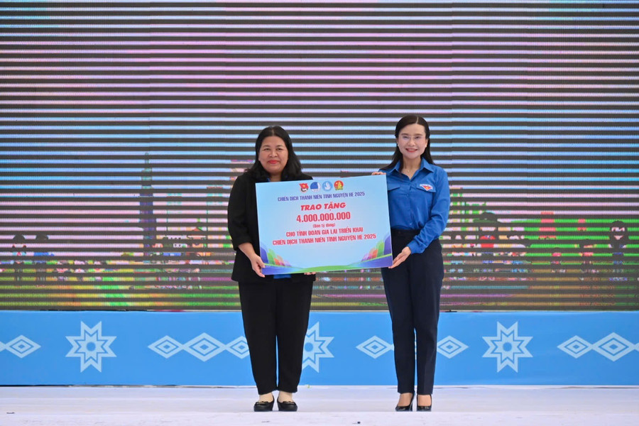 Bí thư Trung ương Đoàn Nguyễn Phạm Duy Trang (bìa phải) trao bảng tượng trưng nguồn lực thực hiện Chiến dịch Thanh niên tình nguyện hè cho Bí thư Tỉnh Đoàn Gia Lai Hà Thị Giang Thảo. Ảnh: Đ.T img-2717.jpg