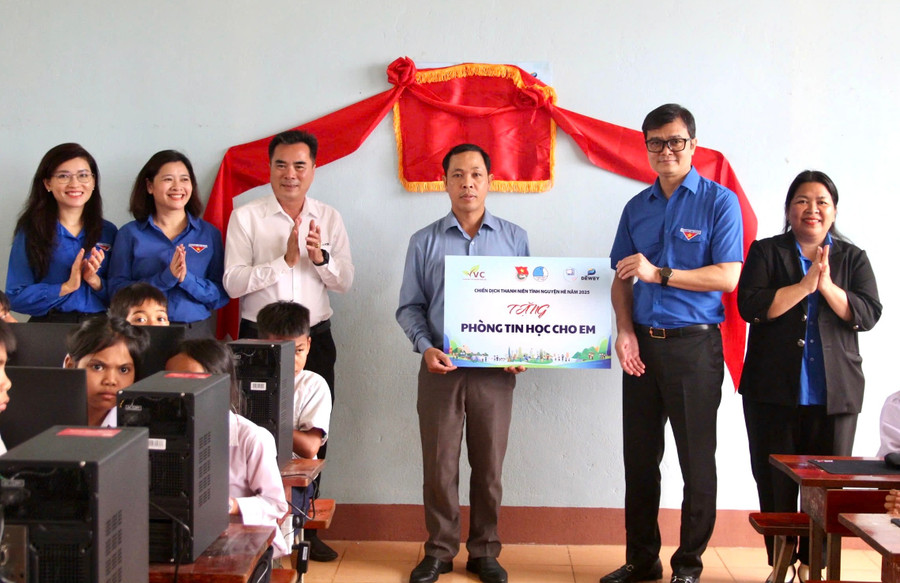 Bí thư thứ nhất Trung ương Đoàn Bùi Quang Huy (thứ 2 từ phải sang) trao tặng Phòng Tin học cho em tại Trường Tiểu học Lê Lai (xã Chư Á, TP. Pleiku). Ảnh: Phan Lài img-2760-1942.jpg