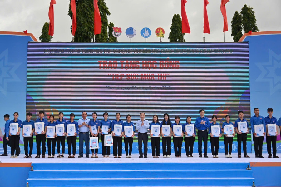 Các đồng chí lãnh đạo Ban Tuyên giáo và Dân vận Trung ương, Tỉnh ủy-UBND tỉnh tặng học bổng “Tiếp sức mùa thi” cho các học sinh khó khăn. Ảnh: Đ.T img-2715.jpg