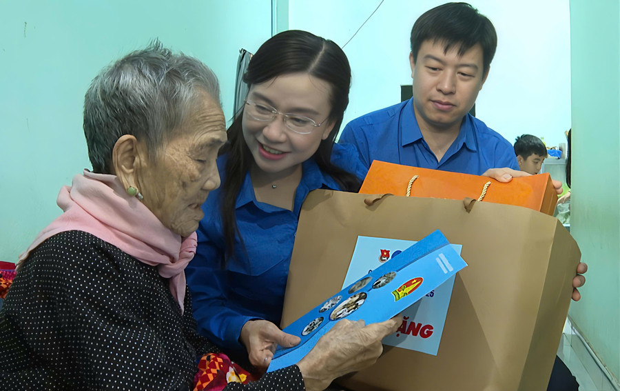 Bí thư Trung ương Đoàn Nguyễn Phạm Duy Trang thăm tặng quà mẹ Việt Nam Anh hùng Lê Thị Diện ở phường Thắng Lợi (TP. Pleiku). Ảnh: Thanh Sáng img-2756.jpg