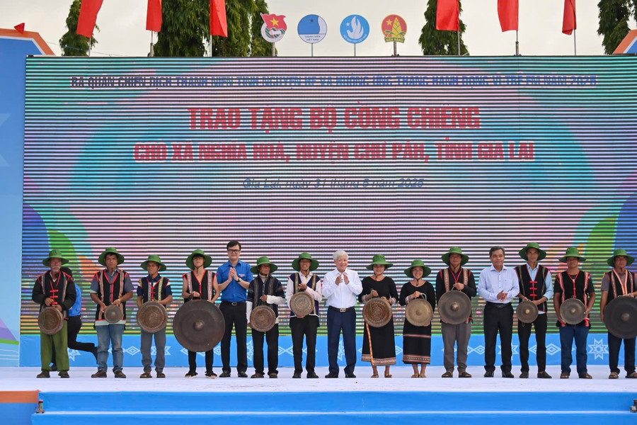 Các đồng chí lãnh đạo Ủy ban Trung ương MTTQ Việt Nam, Tỉnh ủy Gia Lai, Trung ương Đoàn TNCS Hồ Chí Minh tặng 1 bộ cồng chiêng cho xã Nghĩa Hòa (huyện Chư Păh). Ảnh: Đ.T img-2714.jpg