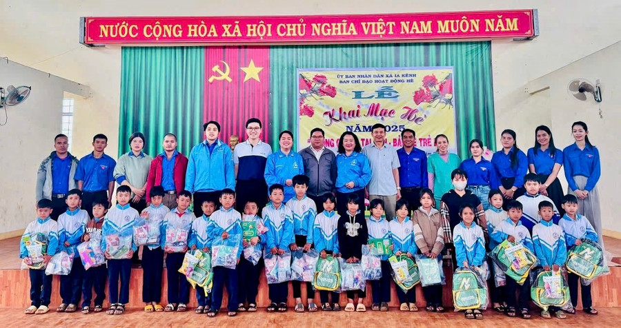 Đại diện các đơn vị tặng quà cho học sinh ở xã Ia Kênh. Ảnh: M.H img-2787.jpg