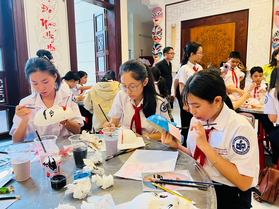 Học sinh Trường THCS Nguyễn Huệ trải nghiệm vẽ mặt nạ Tuồng. Ảnh: M.N hoc-sinh-truong-thcs-nguyen-hue-trai-nghiem-ve-mat-na-tuong.jpg