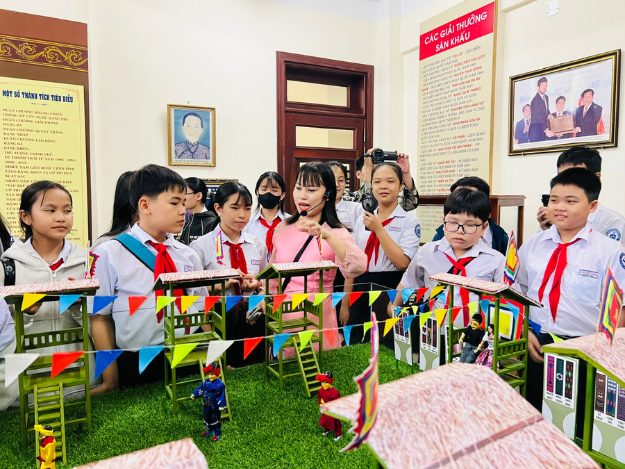 Học sinh Trường THCS Nguyễn Huệ tìm hiểu về các loại hình nghệ thuật sân khấu truyền thống. Ảnh: M.N hoc-sinh-truong-thcs-nguyen-hue-tim-hieu-cac-loai-hinh-nghe-thuat-truyen-thong.jpg