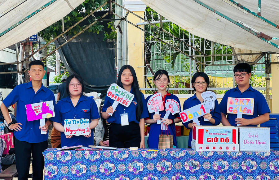 Các tình nguyện viên tham gia tiếp sức cho thí sinh tại điểm thi Trường THPT Hoàng Hoa Thám (TP. Pleiku). Ảnh: M.N anh-2.jpg