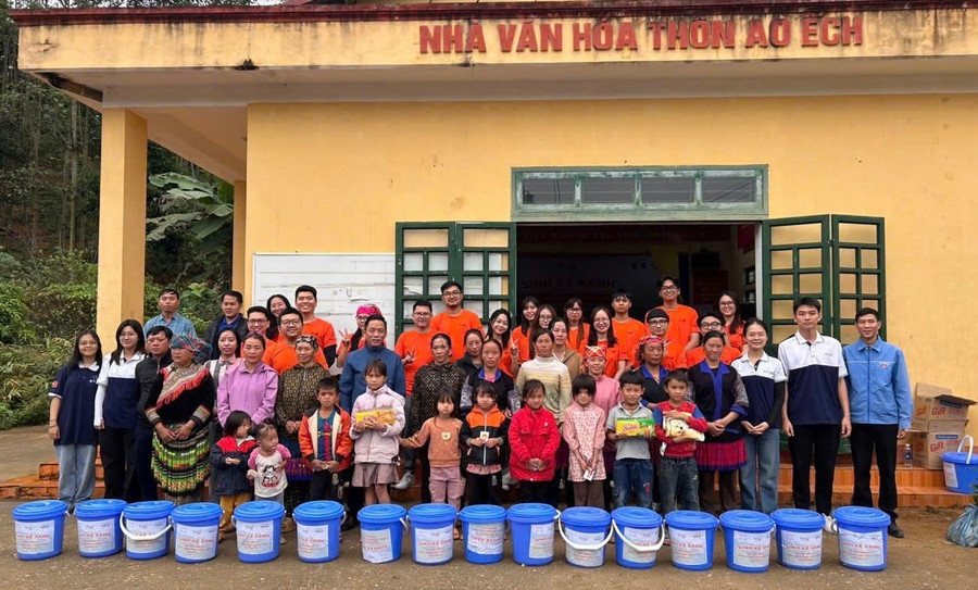 Các đơn vị tặng quà cho người dân xã Châu Quế (tỉnh Lào Cai). Ảnh: Minh Châu ban-to-chuc-tang-qua-cho-nguoi-dan.jpg