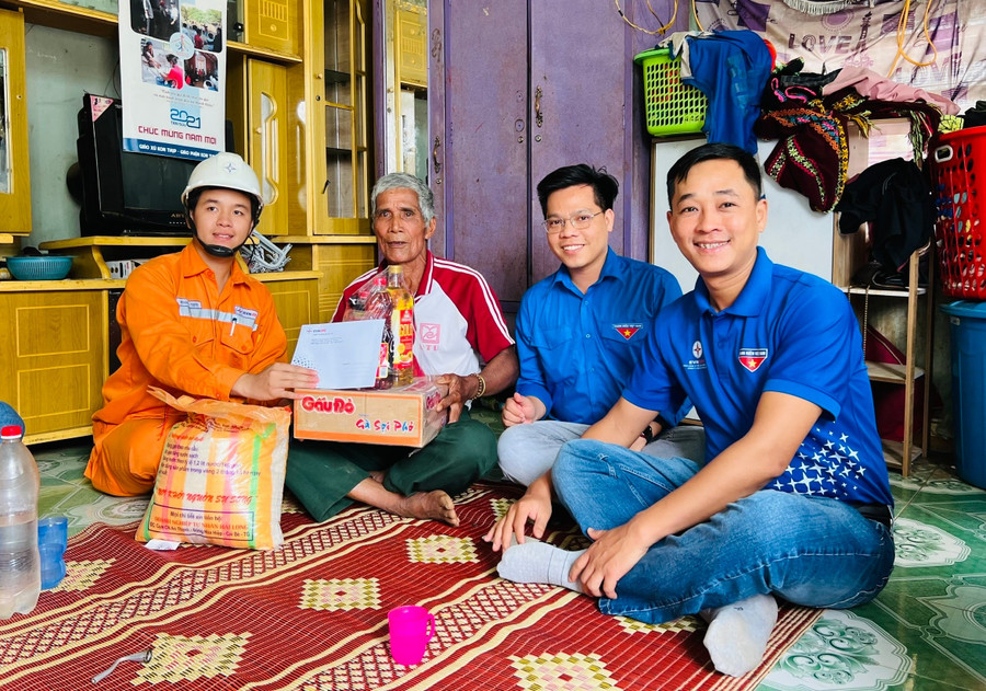 Đại diện Đoàn cơ sở Công ty Điện lực Gia Lai tặng quà cho ông Sach (làng Đak Pơ Nan, xã Kon Thụp). Ảnh: M.N a6d95717e3c09037fdb8cb82e1e433a9-7213.jpg