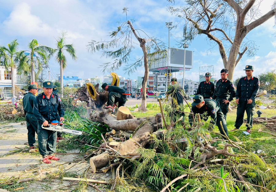 Officers and soldiers of the South Central Mobile Police Regiment clean up fallen trees at the Provincial Convention Center. Photo: Minh Nhat can-bo-chien-si-trung-doan-canh-sat-co-dong-nam-trung-bo-don-dep-cay-xanh-bi-do-tai-trung-tam-hoi-nghi-tinh-gia-lai.jpg