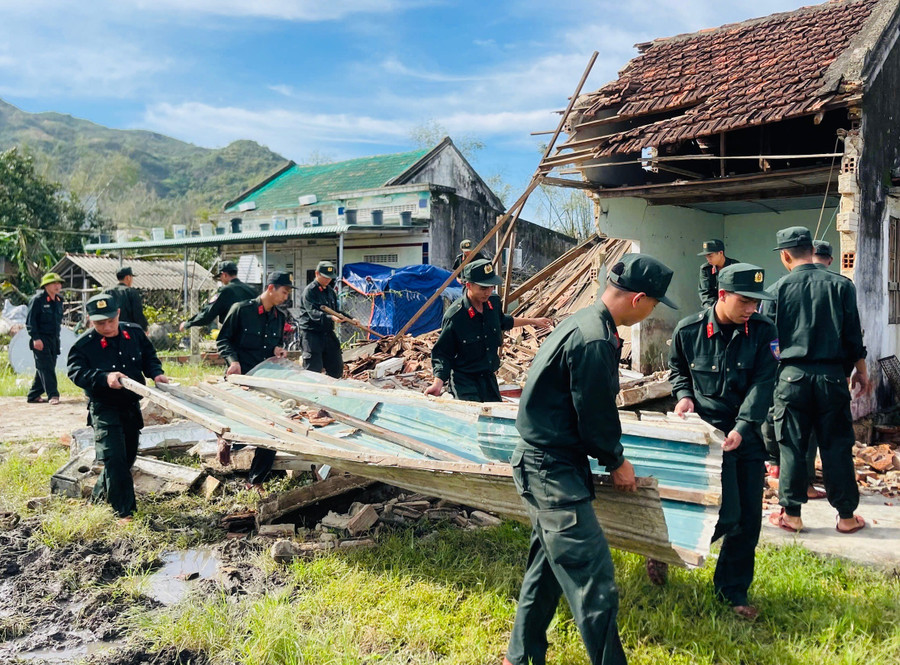 Officers and soldiers of the South Central Coast Mobile Police Regiment help people repair their houses affected by the storm. Photo: Hong Linh can-bo-chien-si-trung-doan-canh-sat-co-dong-nam-trung-bo-giup-nguoi-dan-sua-chua-nha-cua.jpg