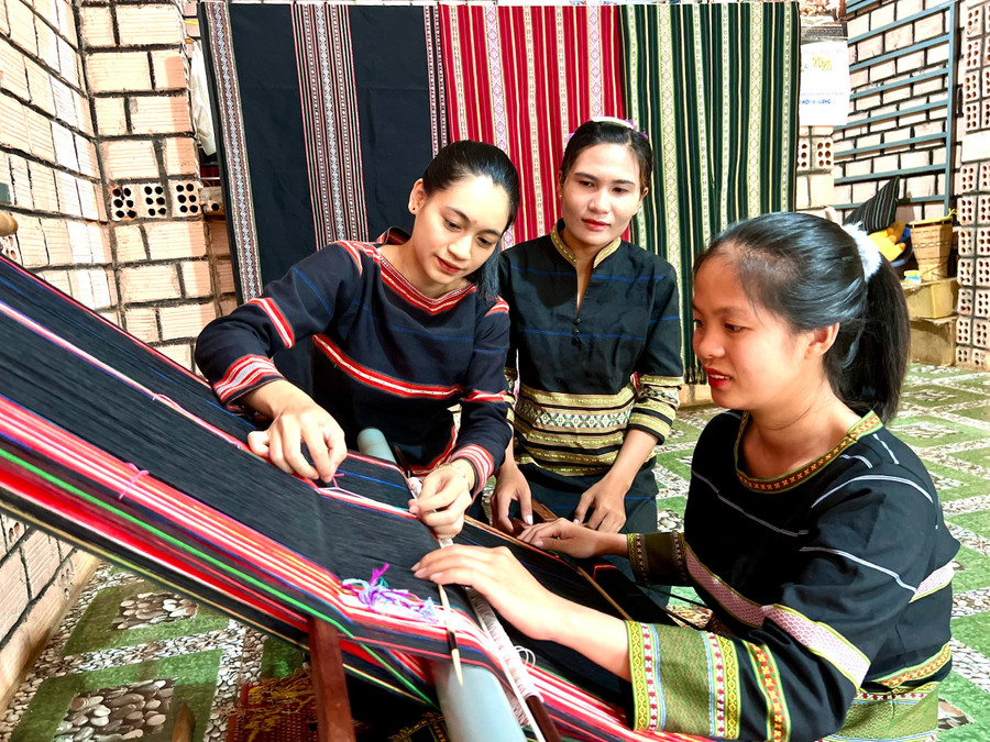 Den tredelade serien ”Unga etniska minoriteter fulla av kärlek till sina byar” av författargruppen Phuong Dung - Phan Lai (Gia Lai Newspaper, Radio and Television) skriver om unga människors bevarande av kulturell identitet. Foto: P.L. img-9126.jpg