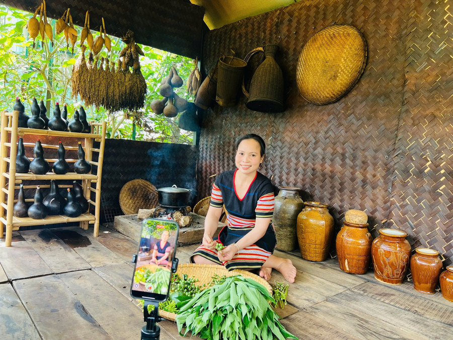 Artikelserien ”Unga etniska minoriteter fulla av kärlek till sina byar” nämner användningen av sociala medieplattformar: Facebook, YouTube, TikTok av många unga människor för att främja etnisk kultur. Foto: P.L. img-9125.jpg