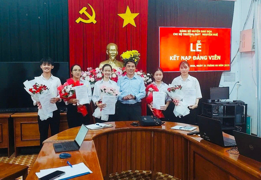 Chi bộ Trường THPT Nguyễn Huệ kết nạp Đảng cho các đoàn viên ưu tú. Ảnh: T.N img-4045.jpg