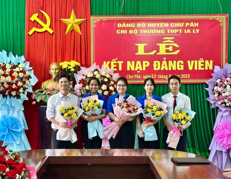 Trong 5 đảng viên vừa được Chi bộ Trường THPT Ya Ly tổ chức lễ kết nạp, có 3 đảng viên mới là học sinh. Ảnh: V.T img-4047.jpg