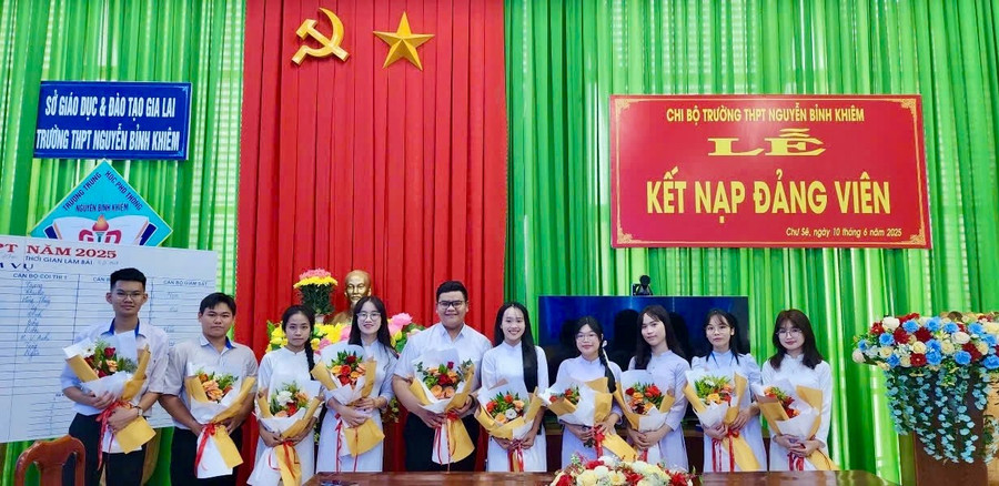 Chi bộ Trường THPT Nguyễn Bỉnh Khiêm kết nạp Đảng cho 10 đoàn viên ưu tú. Ảnh: M.N img-4043.jpg