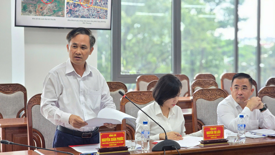Bí thư Đảng ủy phường Pleiku Nguyễn Xuân Phước thông tin về công tác vận hành bộ máy và tình hình phát triển kinh tế-xã hội trên địa bàn phường. Ảnh: A.H img-4379.jpg