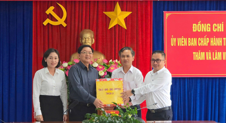 Bí thư Tỉnh ủy Gia Lai Hồ Quốc Dũng (thứ 2 từ trái sang) trao các phần quà của Tỉnh ủy-HĐND-UBND-Ủy ban MTTQ Việt Nam tỉnh cho Đảng ủy, UBND phường Pleiku. Ảnh: A.H img-4377.jpg