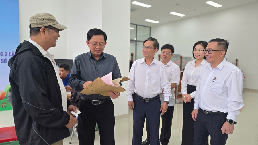Bí thư Tỉnh ủy Hồ Quốc Dũng (thứ 2 từ trái sang) kiểm tra việc thực hiện nhiệm vụ tại Trung tâm Phục vụ hành chính công phường Pleiku. Ảnh: A.H img-4378.jpg