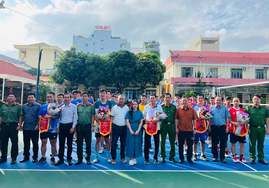 Ban tổ chức trao cờ lưu niệm cho các đội thi. Ảnh: M.N f81078d6ad615b73c034b9c2fe23e86c.jpg