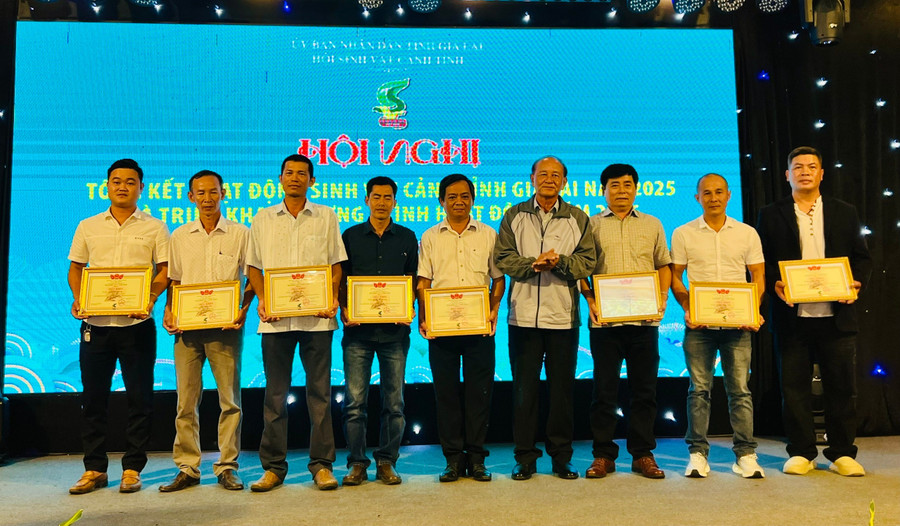 hoi-sinh-vat-canh-tinh-tang-giay-khen-cho-10-ca-nhan-co-dong-gop-tich-cuc-cho-phong-trao-sinh-vat-canh-nam-2025-anh-mn.jpg