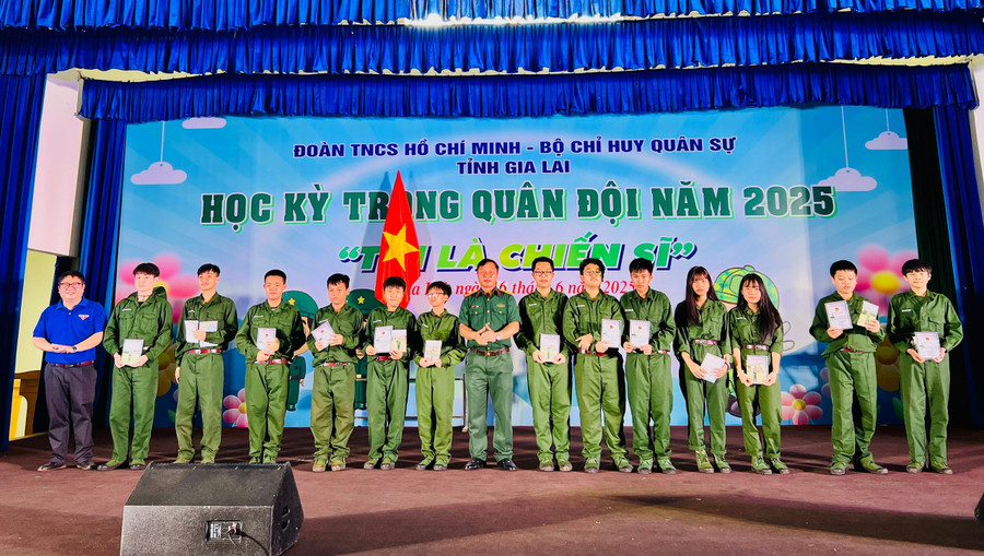 Ban tổ chức chương trình trao giấy chứng nhận hoàn thành chương trình cho các chiến sĩ "nhí". Ảnh: M.N b0734f88488d1915c07d3378a6ca6805.jpg