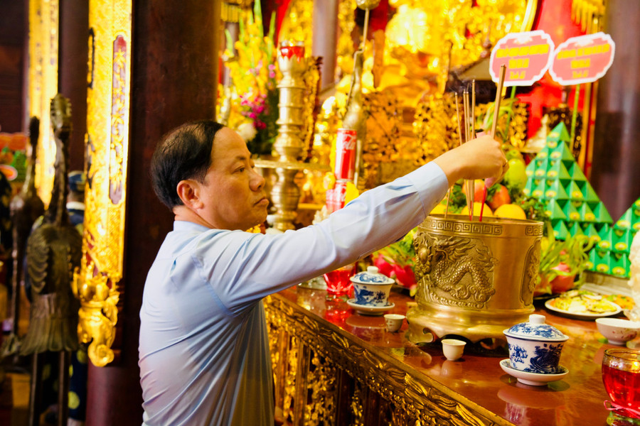 Đồng chí Phạm Anh Tuấn-Phó Bí thư Tỉnh ủy, Chủ tịch UBND tỉnh dâng hương tại Đền thờ Tây Sơn Tam Kiệt. Ảnh: P.L chu-tich-ubnd-tinh-pham-anh-tuan-dang-huong-bay-to-long-thanh-kinh-voi-cac-anh-hung-cua-dan-toc.jpg